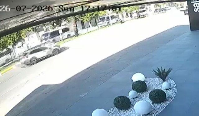 Antalya'da ani manevra kazayı beraberinde getirdi: 3 yaralı