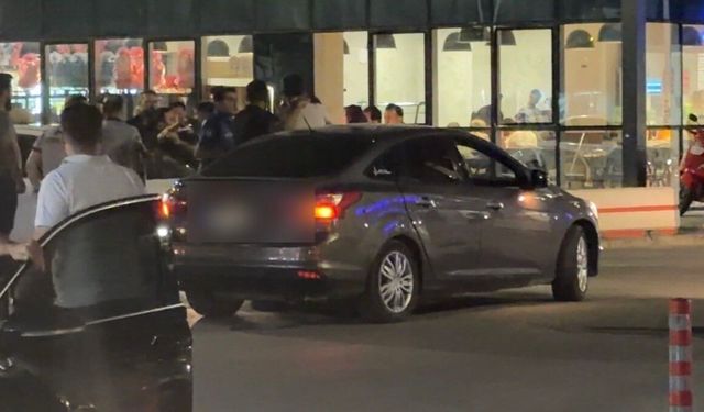 Araçlarından inip kavga eden şahıslara olay yerindeki polisten müdahale