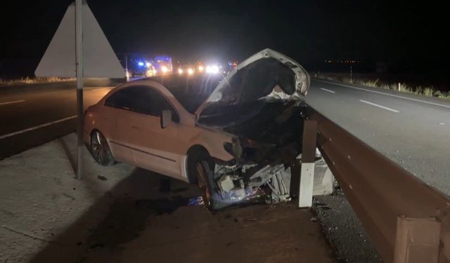 Aşırı süratle 2 aracı hurdaya çeviren sürücü, otostop çekip kaçtı