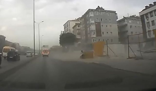 Avcılar E-5 yan yolda inşaat bariyerleri fırtınada böyle uçtu
