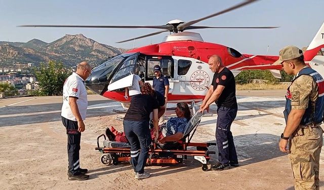 Ayağı kırılan kadın helikopterle hastaneye kaldırıldı