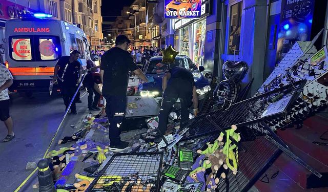 Aydınlatma direğine çarpan otomobil kaldırıma çıktı: 4 yaralı