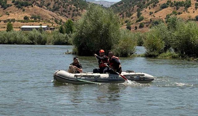 Baraj kapakları açıldı, nehrin ortasında mahsur kaldı