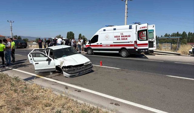 Bariyerlere çarpan otomobilde 6 kişi yaralandı