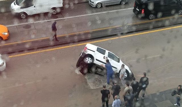 Başkentte sağanak hayatı felç etti: Yol çöktü, araç çukura düştü, iş yerlerini su bastı