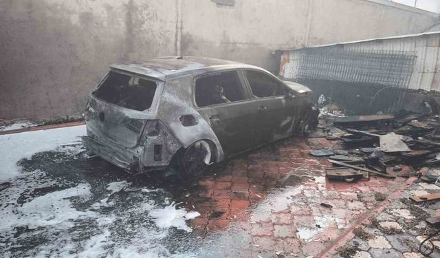 Batman'da park halindeki 3 otomobil alev topuna döndü