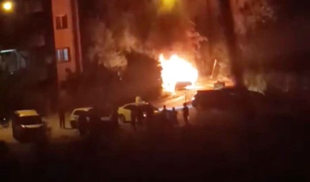 Batman'da park halindeki otomobil alevlere teslim oldu