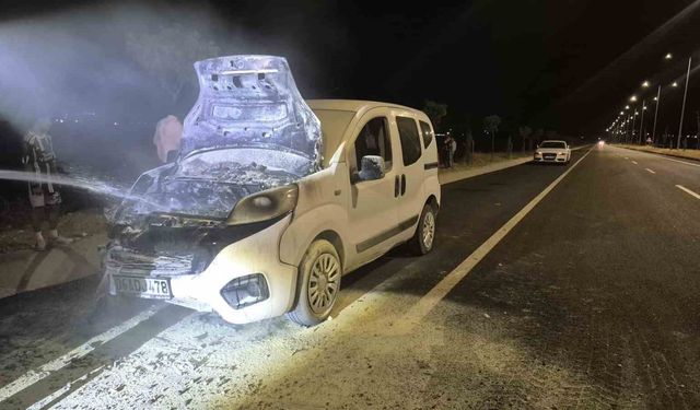 Batman'da seyir halindeki araç alev aldı