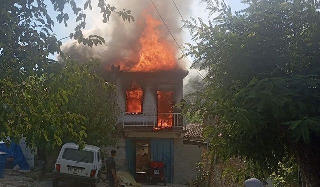 Bayındır'da iki katlı ev yanarak kül oldu