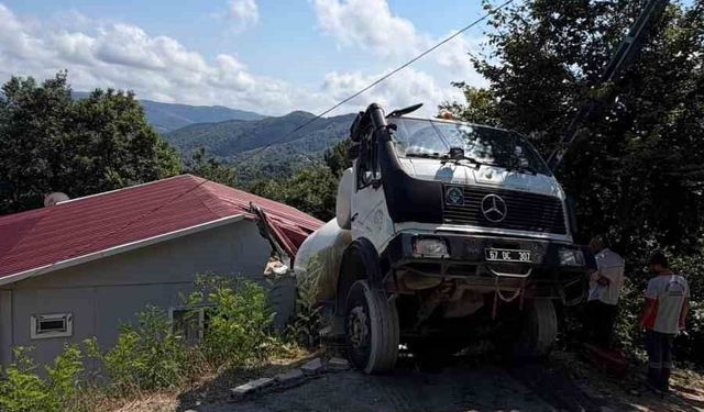 Beton mikseri evin çatısına düştü: Faciadan dönüldü
