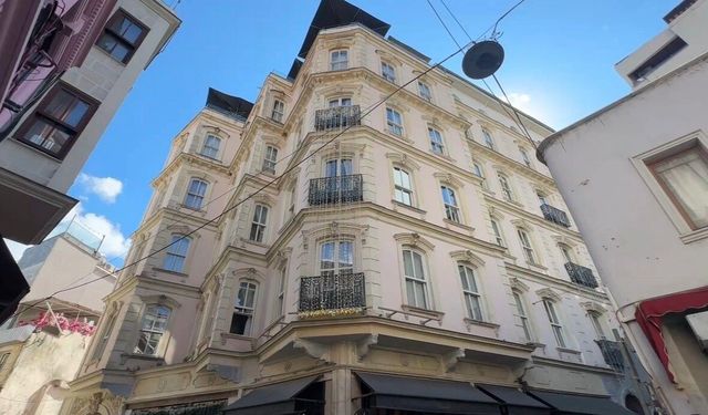 Beyoğlu'nda otelin terasından düşen aşçı hayatını kaybetti