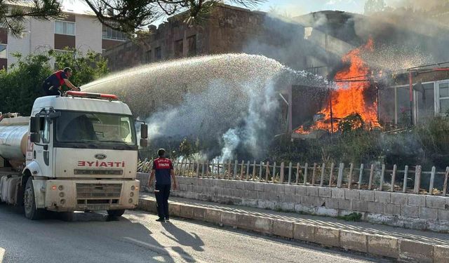 Bitlis'te korkutan yangın