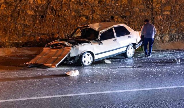 Bitlis'te otomobil duvara çarptı: 2 yaralı