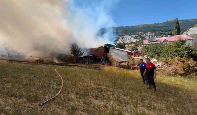 Bolu'da ahır ve samanlık alev alev yandı: Ekipler ve köylüler seferber oldu