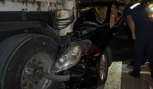 Bolu'da lüks SUV park halindeki tıra çarptı: 1 yaralı