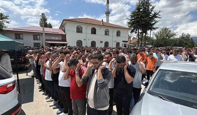 Bolu'da uçuruma yuvarlanan cipte hayatını kaybeden iki sevgili son yolculuklarına uğurlandı