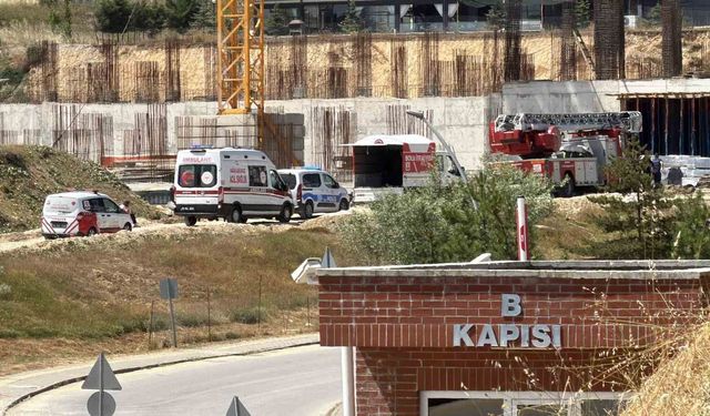 Bolu'da üniversitenin ek bina inşaatında maaş krizi: İşçi vince çıktı
