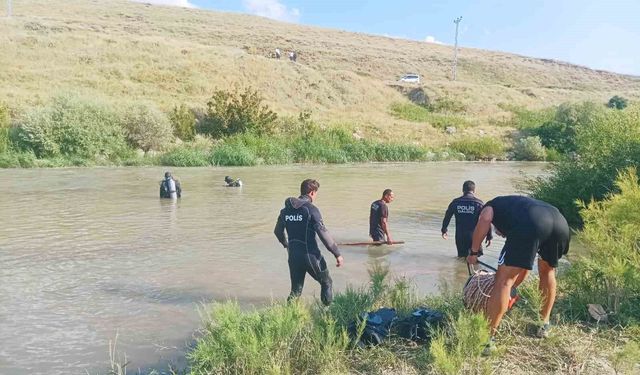Bulanık'ta kahreden olay: Çaya düşen iki kardeşten biri yaşamını yitirdi, diğeri kayıp