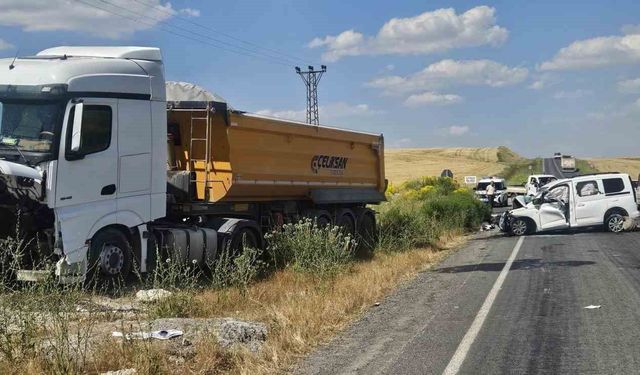 Bulanık'ta kamyonla kamyonet kafa kafaya çarpıştı: 2 ölü, 2 yaralı
