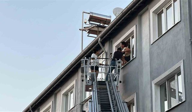 Burdur'da 3 katlı binada çıkan yangında 6 kişi itfaiye ekiplerince kurtarıldı