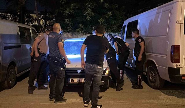 Burdur'da aracın içinde hareketsiz bulunan genç hastanede hayatını kaybetti