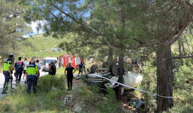 Burdur'da beton mikseri devrildi: 2 yaralı