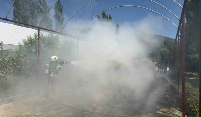 Burdur'da ev bahçesinde çıkan yangında 2 ton arpa kül oldu