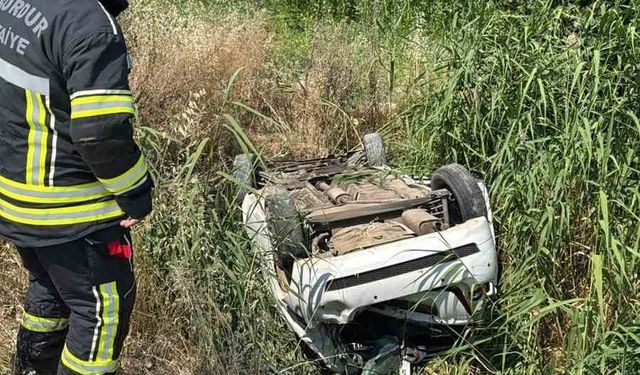 Burdur'da otomobil kanala düştü: 2 yaralı