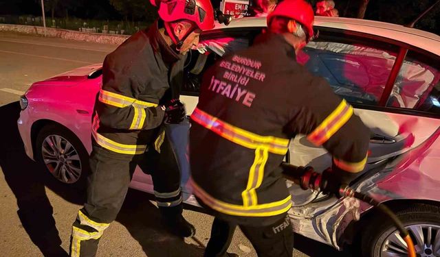 Burdur'da otomobiller çarpıştı: 6 yaralı