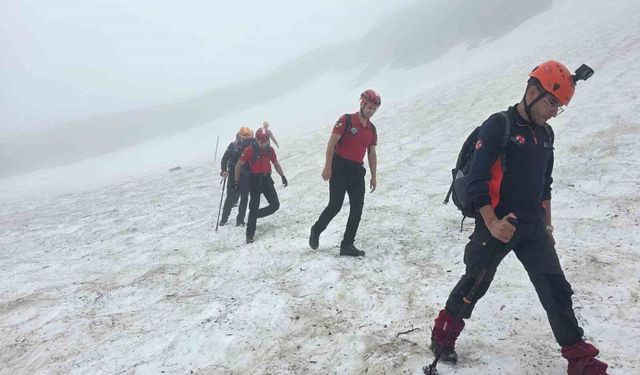 Çamlıhemşin'de mahsur kalan 3 turiste 10 saatlik çalışmaların ardından ulaşıldı