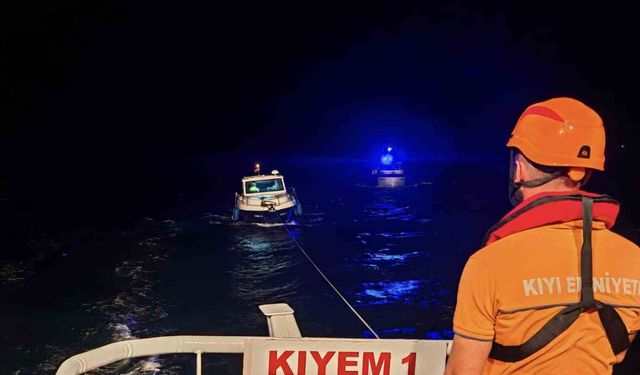Çanakkale Boğazı'nda sürüklenen tekne kurtarıldı