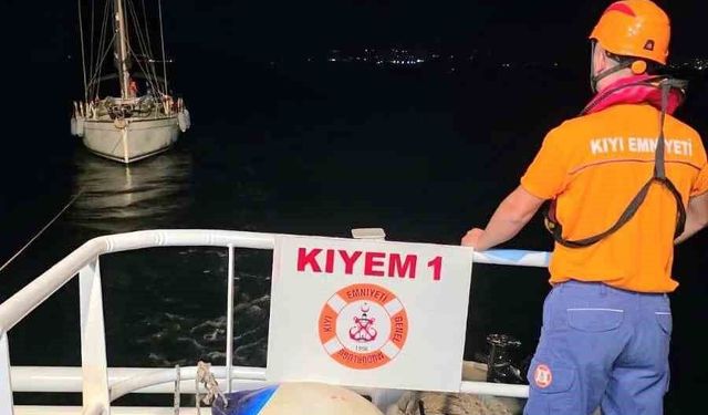 Çanakkale'de sürüklenen teknedeki 2 kişi kurtarıldı