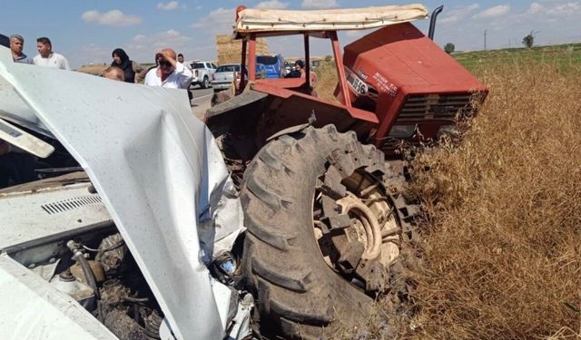 Çankırı'da otomobil park halindeki traktöre çarptı: 3 ölü, 1 yaralı