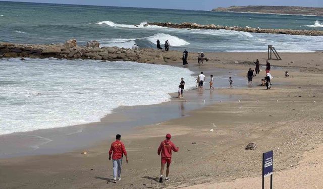 Cankurtaranların zorlu mesaisi: Yüksek dalgalara aldırış etmeyen vatandaşları tek tek uyardılar