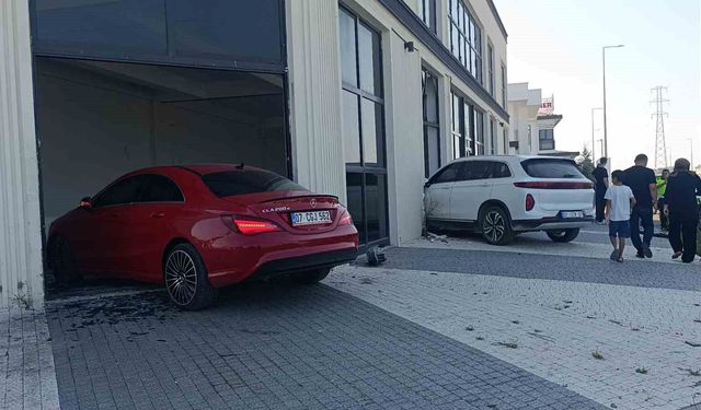 Çarpışan otomobiller hızını alamayıp iki ayrı kapıdan iş yerine girdi o anlar güvenlik kamerasına yansıdı