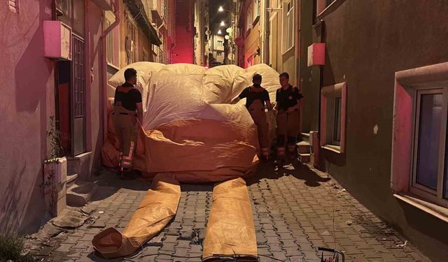 Çatıya çıkan şahıs, polisin bir saatlik ikna çalışmasıyla indirildi