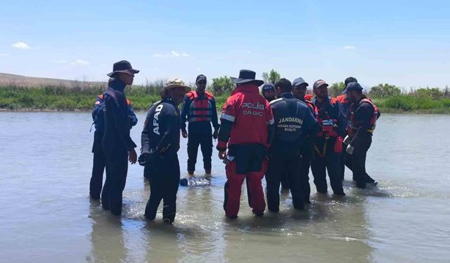 Çaya düşerek kaybolan küçük çocuğun cansız bedenine ulaşıldı
