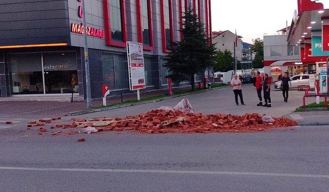 Çaycuma'da hareket halindeki tırdan yola tuğlalar saçıldı