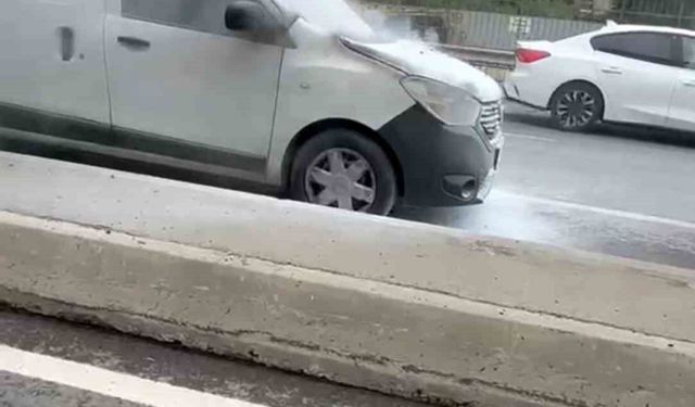 Çekmeköy'de yanan otomobil vatandaşların müdahalesiyle söndürüldü