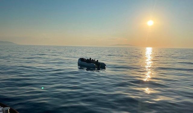 Çeşme'de hareketli lastik bottaki 20 düzensiz göçmen yakalandı