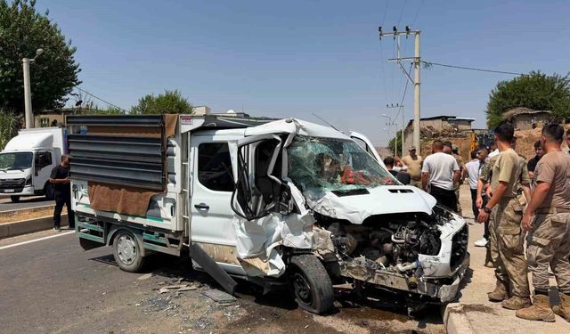 Cizre'de kamyonet ile dolmuş çarpıştı: 1'i çocuk 4 yaralı