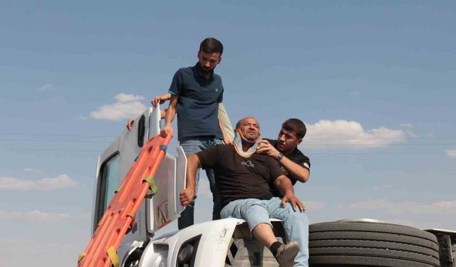 Cizre'de virajı alamayan tır devrildi: 1 yaralı