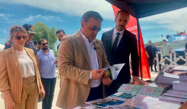 Çocuklar gezici kütüphanede kitap okudu