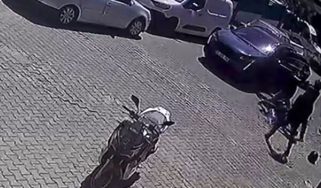 Çukurdan kaçmak için yavaşlayan motosikletliyi böyle darp etti