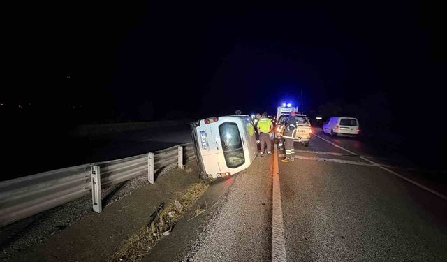 D100'de hafif ticari araç devrildi, sürücü kayıplara karıştı
