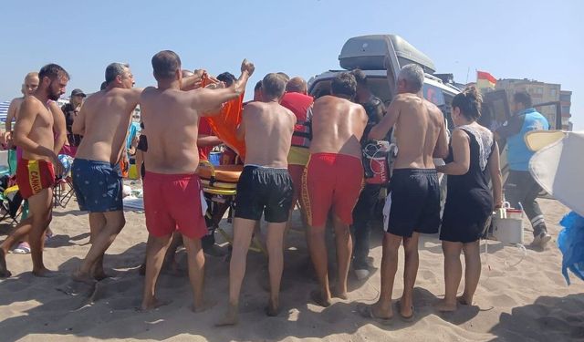 Denizde kalp krizi geçiren adama karada dakikalarca kalp masajı yaptılar
