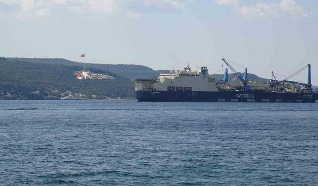 Dev boru döşeme gemisi 'Castorone' Çanakkale Boğazı'ndan geçti