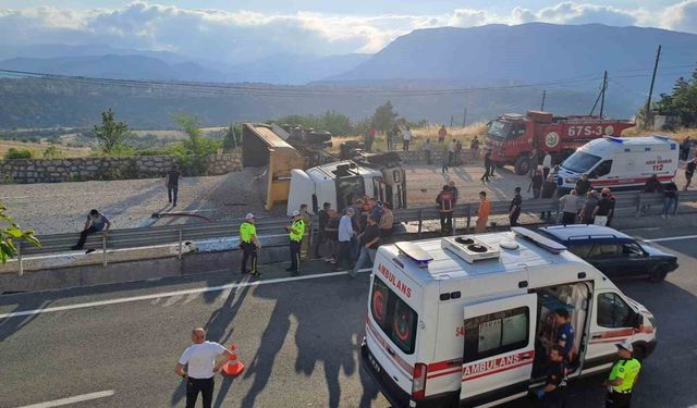 Devrilen çakıl yüklü tır alev aldı: 1 yaralı