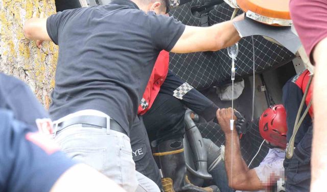 Devrilen çekicide sıkışan sürücü için ekipler seferber oldu