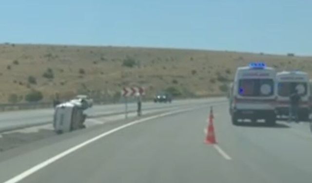 Devrilen otomobilde 3 kişi yaralandı